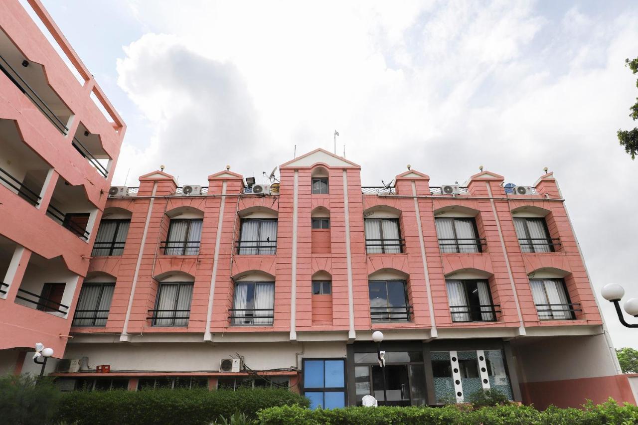 Oyo 61424 Hotel Vrindavan Rajula Экстерьер фото