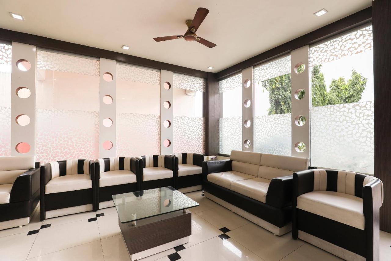 Oyo 61424 Hotel Vrindavan Rajula Экстерьер фото