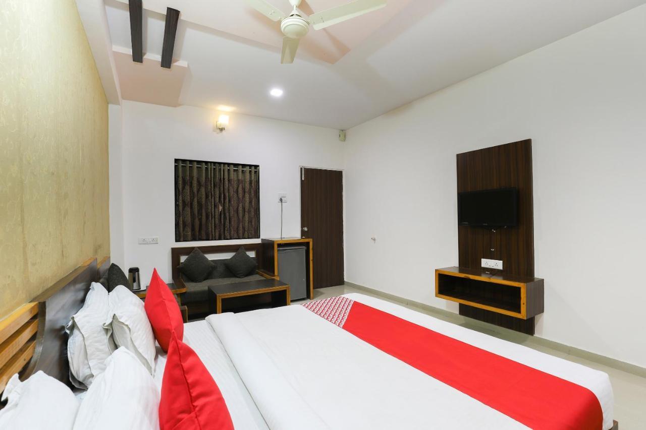 Oyo 61424 Hotel Vrindavan Rajula Экстерьер фото