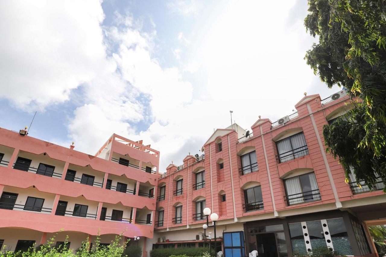 Oyo 61424 Hotel Vrindavan Rajula Экстерьер фото