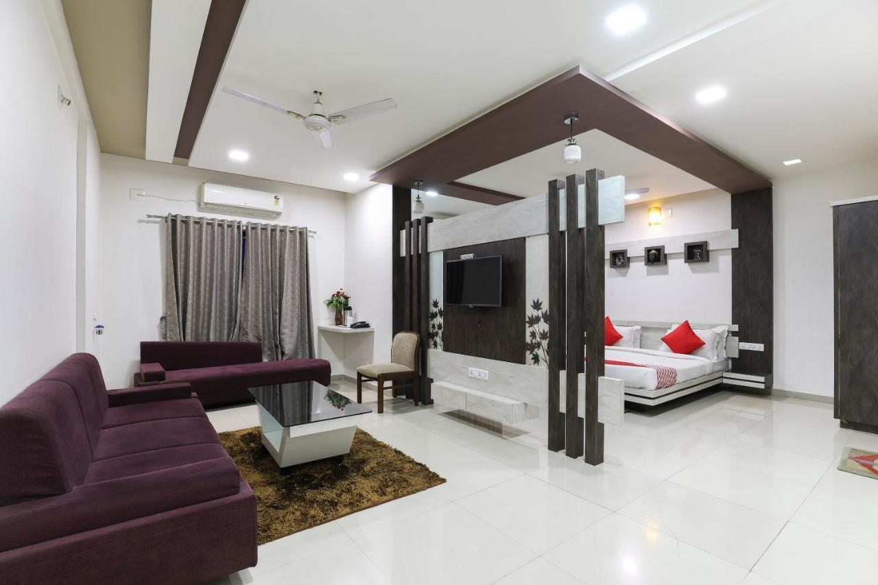 Oyo 61424 Hotel Vrindavan Rajula Экстерьер фото