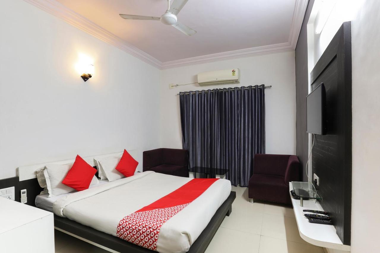 Oyo 61424 Hotel Vrindavan Rajula Экстерьер фото