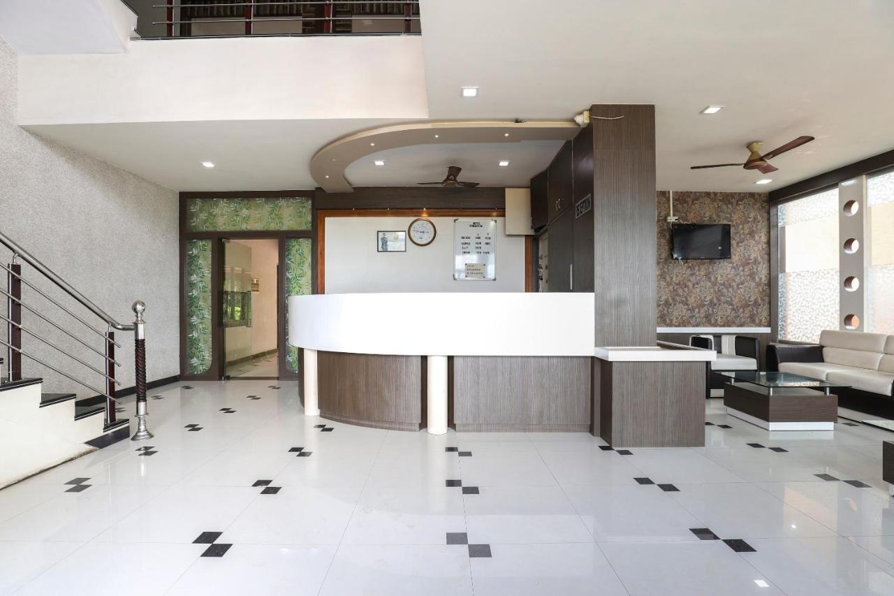 Oyo 61424 Hotel Vrindavan Rajula Экстерьер фото