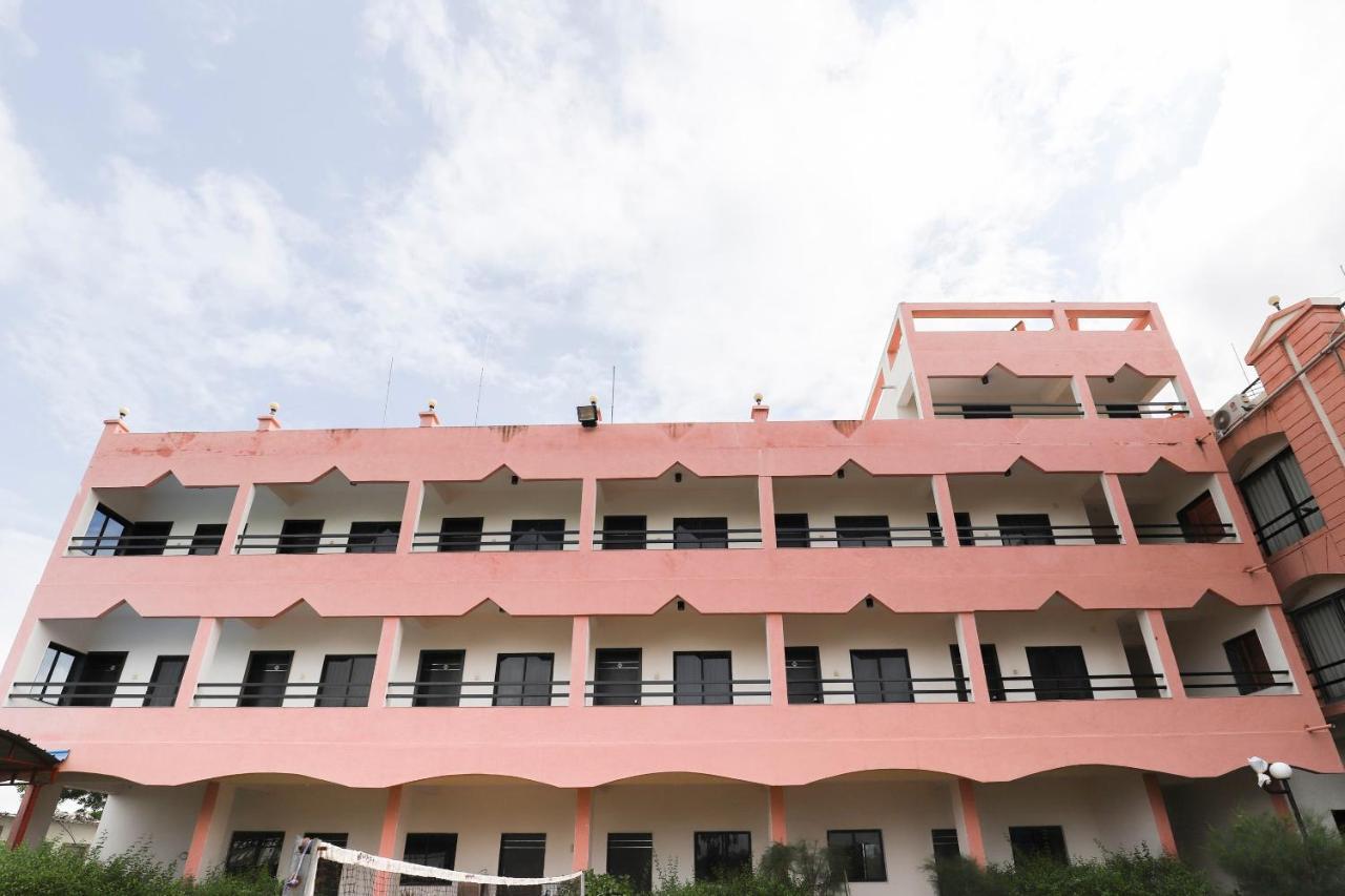 Oyo 61424 Hotel Vrindavan Rajula Экстерьер фото